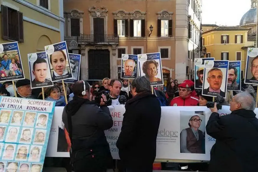 I parenti degli scomparsi hanno portato in piazza a Roma le immagini dei loro cari (foto Penelope Italia)