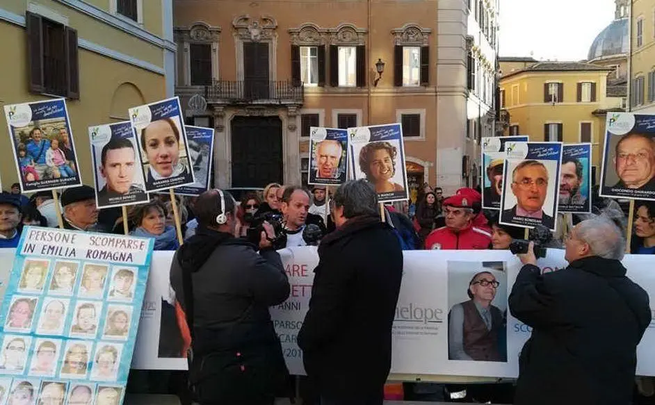 I parenti degli scomparsi hanno portato in piazza a Roma le immagini dei loro cari (foto Penelope Italia)