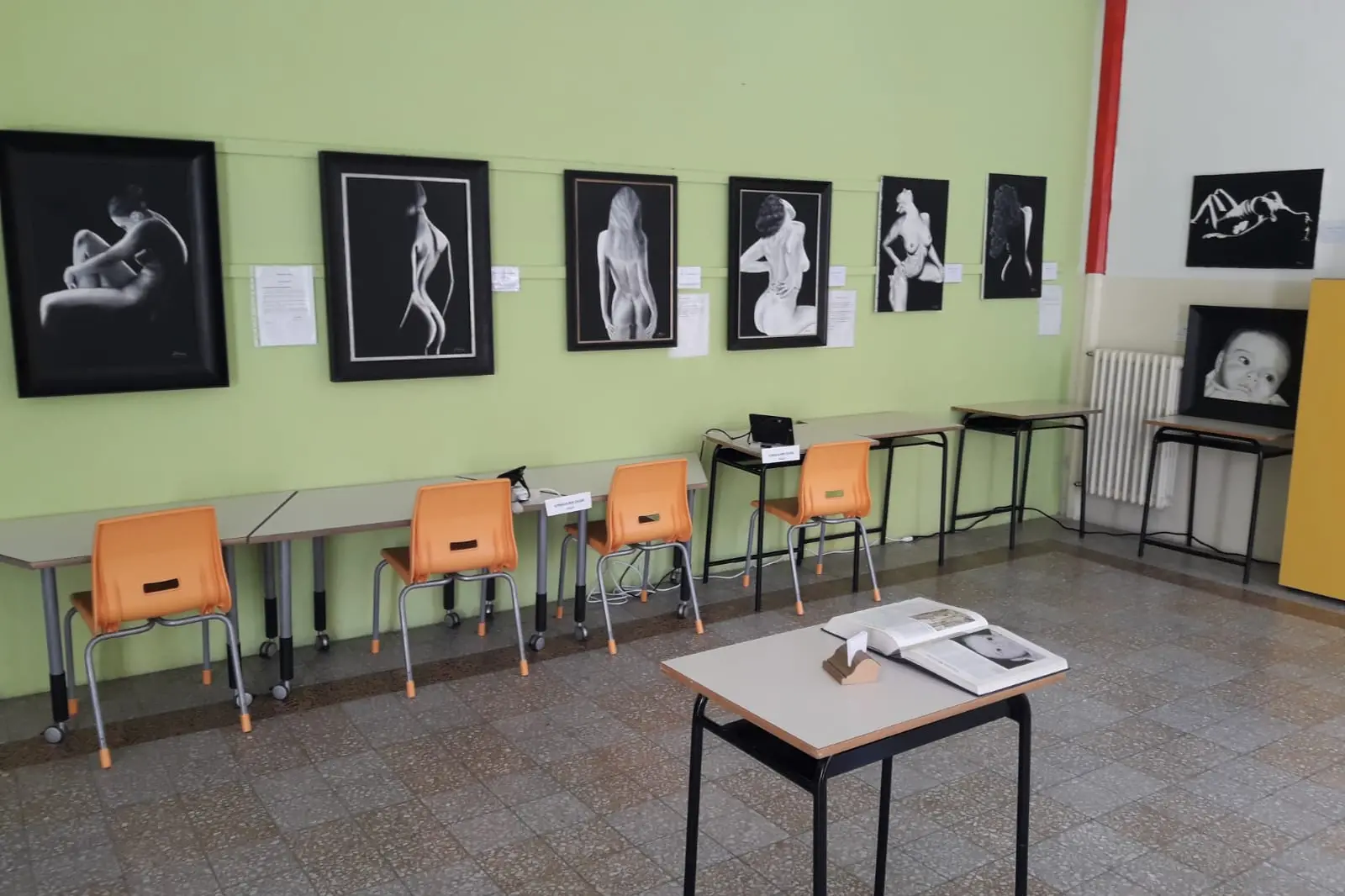 La galleria d'arte di Gianni Muntoni allestita alle scuole elementari Centrali di Tortolì (foto concessa)
