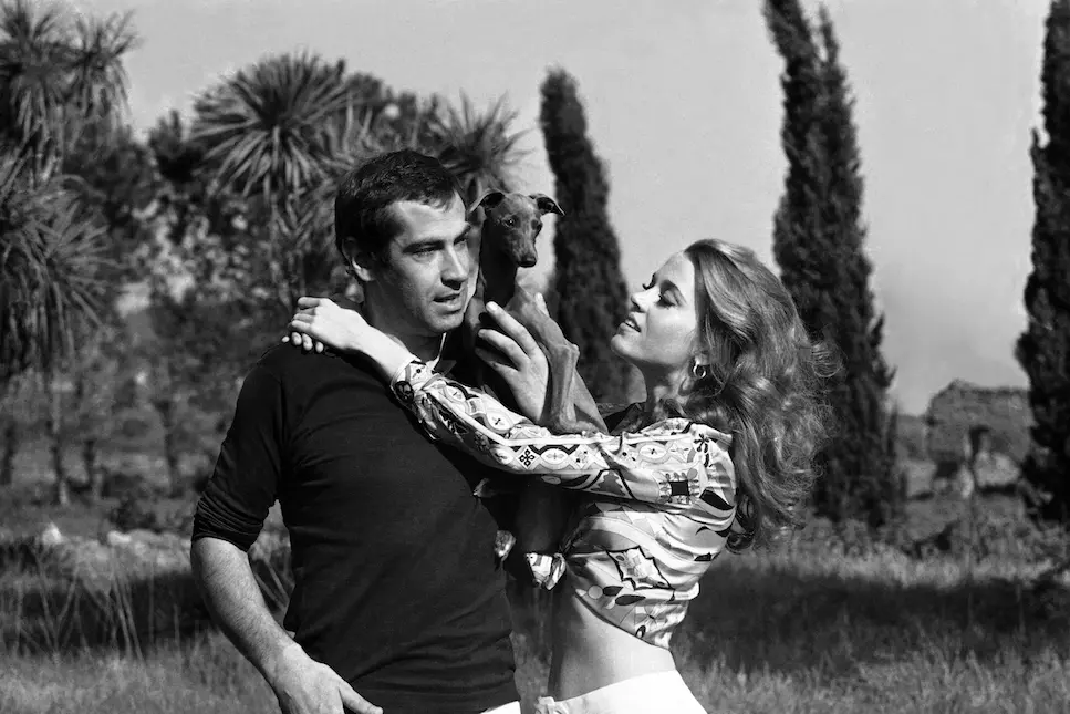 Jane Fonda e suo marito di allora, il regista francese Roger Vadim, mentre giocano con il loro cane nella loro villa sull'Appia Antica, fuori Roma, nel 1967