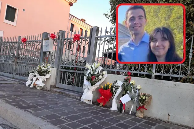 Fiori davanti a casa Cecchettin e, nel riquadro, Filippo Turetta e Giulia  (Ansa)