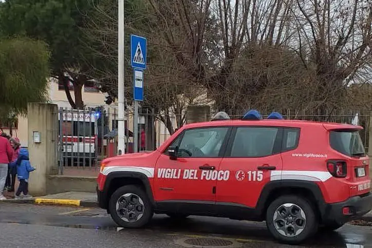 I vigili del fuoco a Uras (foto L'Unione Sarda/Pintori)