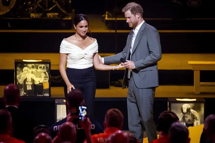 epa09893627 Prince Harry Duke of Sussex (R) and his wife Meghan Markle attend the opening ceremony of the Invictus Games in The Hague, The Netherlands, 16 April 2022. The Invictus Games will take place from 16 to 22 April 2022 at the Zuiderpark and are intended for military personnel and veterans who have been psychologically or physically injured in service. EPA/Koen van Weel