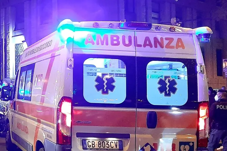 Un'ambulanza, immagine simbolo (Ansa)