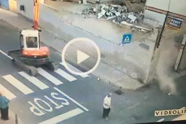 Un fermo immagine sul video della demolizione a Pirri