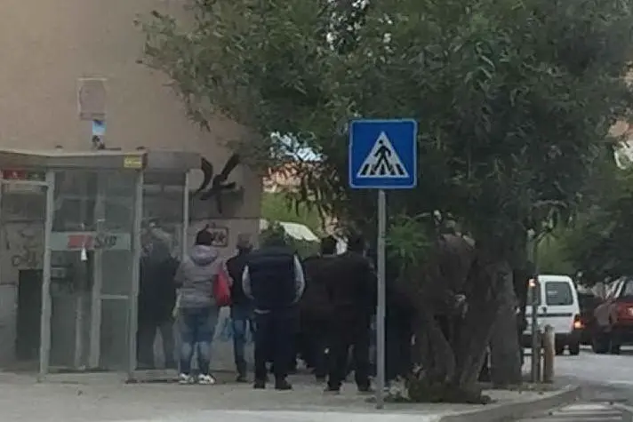 La fila per la consegna dei viveri (foto L'Unione Sarda - Tellini)