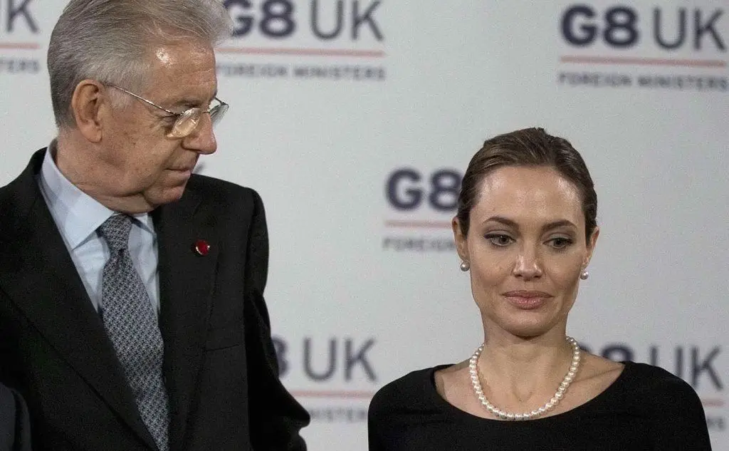 Neanche l'austero Mario Monti riesce a toglierle lo sguardo di dosso