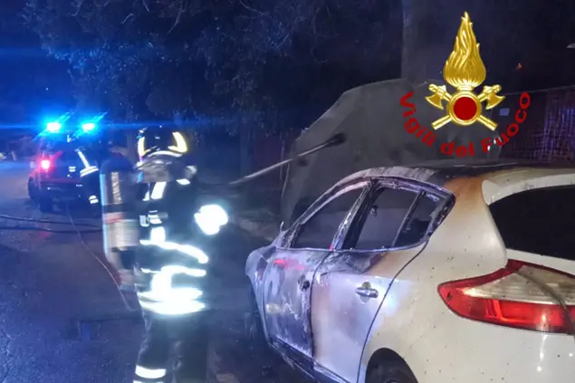 L'auto bruciata a Nuoro (foto vigili del fuoco)