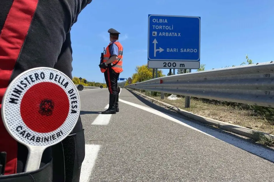 Controlli deli carabinieri a Bari Sardo (foto L'Unione Sarda - Serreli)