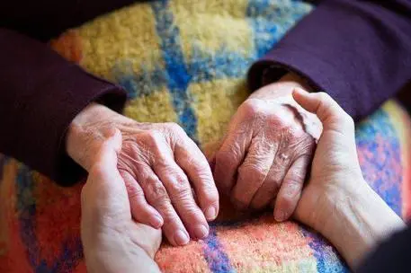 “Il mancato addio a mia nonna, e quel ‘grazie’ ai nostri cari che non dovremmo mai tacere” (foto Ansa)