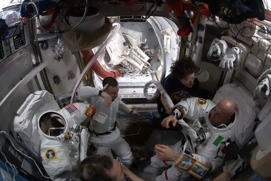 Astronauti nella Stazione Spaziale Internazionale (foto Twitter Iss)