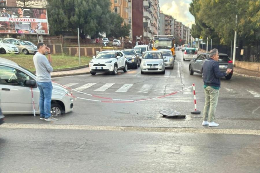 Cagliari, tombino scoperchiato per la pioggia: l’auto ci finisce dentro