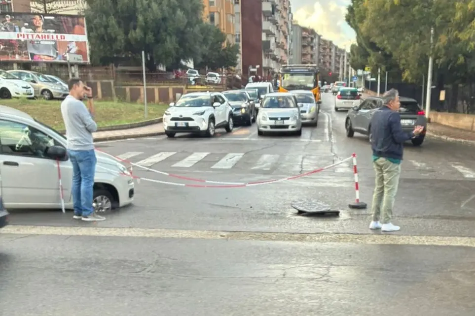 L'auto finita nel tombino scoperchiato
