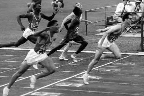 La foto del trionfo olimpico di Livio Berruti (Archivio L'Unione Sarda)
