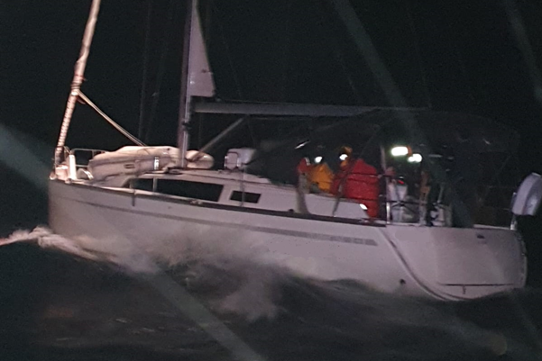La barca a vela soccorsa a La Maddalena (Foto Guardia Costiera)