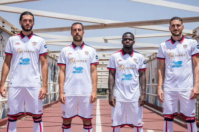 Dossena, Mancosu, Luvumbo e Azzi con la nuova maglia away (foto Cagliari Calcio)