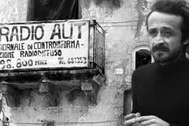 Il 9 maggio 1978 viene ucciso dalla mafia Giuseppe Impastato. Giornalista, conduttore radio e attivista, era originario di Carini e, a sua volta, era nato nel 1948 in una famiglia legata a Cosa Nostra. Col padre i rapporti, nella casa di Cinisi (Palermo), sono tesi e ben presto il giovane Peppino lo caccia di casa. Tante sono le lotte che porta a vanti a fianco dei contadini e dei disoccupati e numerosi i suoi impegni nel campo culturale e di contrasto alla malavita. Nel 1978 decide di candidarsi alle elezioni comunali con la lista Democrazia Proletaria ma la notte tra l’8 e il 9 maggio rimane vittima di un omicidio per mano di Gaetano Badalamenti. La morte viene mascherata da suicidio tanto che viene messa sotto il cadavere adagiato sui binari del treno una carica di tritolo.   (Unioneonline/s.s.)