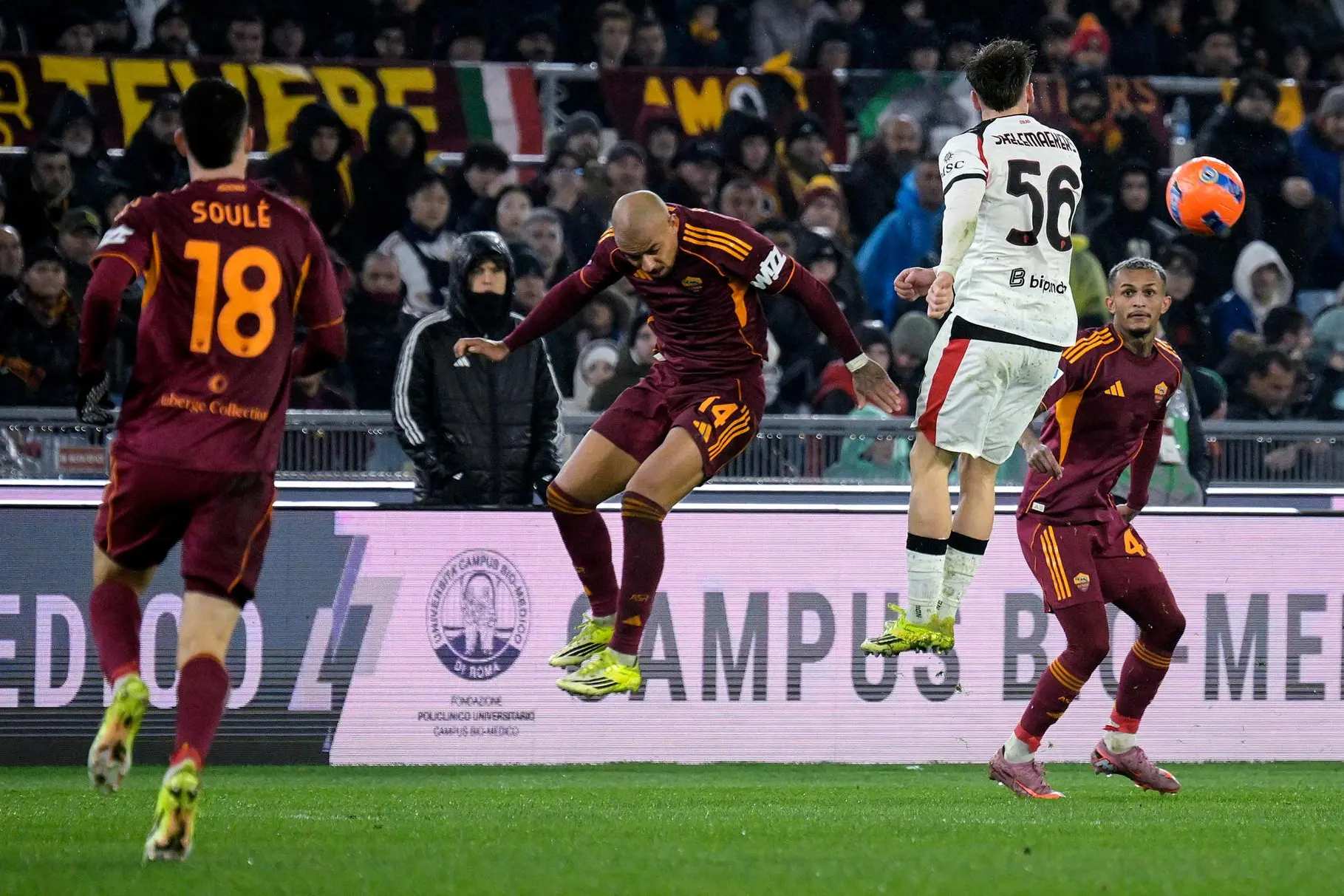 Roma’s Donyell Malen (L) in action against Milan’s Alexis Saelemaekers (R) during the Serie A soccer match between AS Roma and AC Milan at the Olimpico stadium in Rome, Italy, 25 January 2026. ANSA/RICCARDO ANTIMIANI