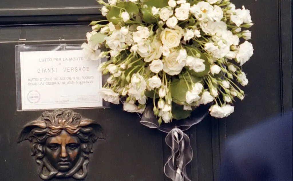 Lo stilista viene freddato all'ingresso di casa sua