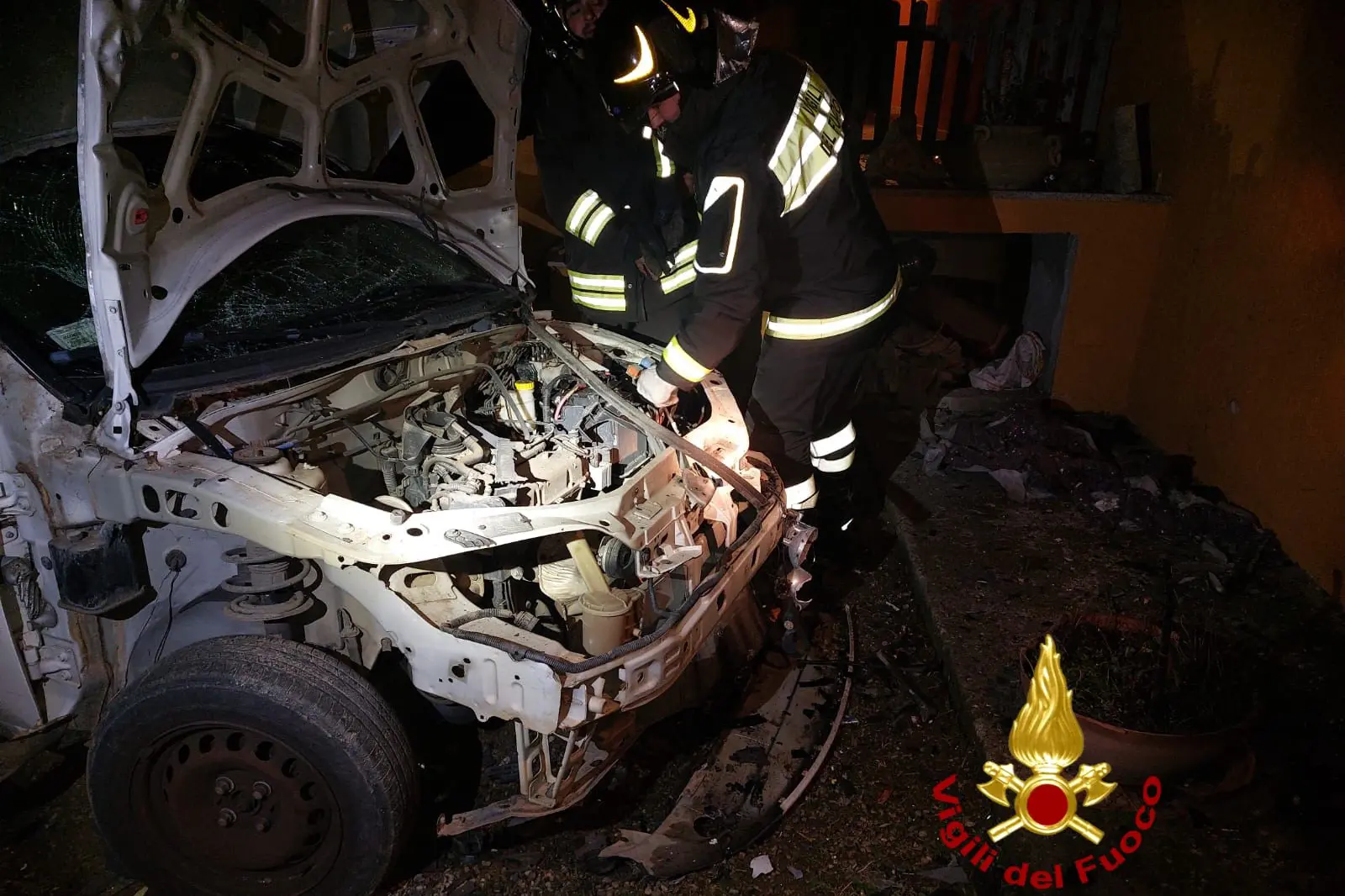 San Teodoro, l'auto distrutta dall'ordigno (foto Vigili del fuoco)