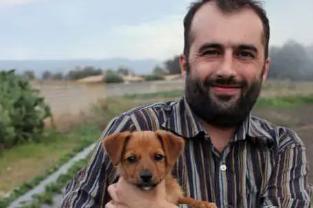 Il sindaco di Marrubiu insieme a un cagnolino (foto Antonio Pintori)