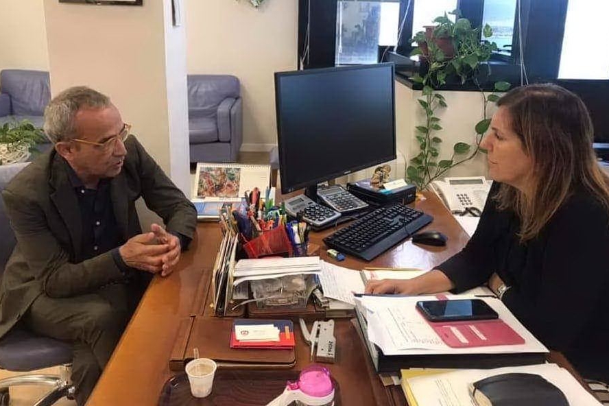 L'incontro tra l'assessore Alessandra Zedda ed Enzo Cugusi (foto fornita dal presidente dell'associazione)