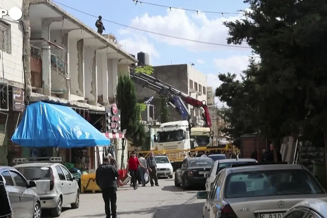 Hebron, gli israeliani installano una casa mobile all’ingresso della Città Vecchia
