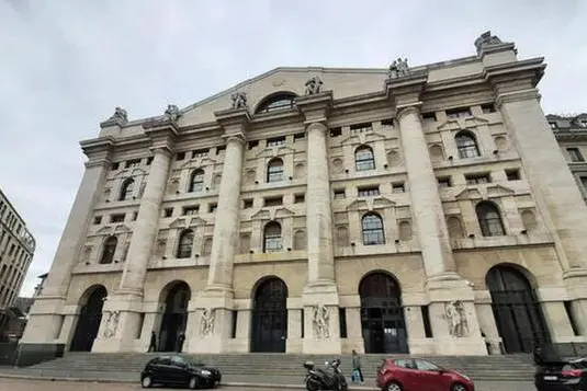 Piazza Affari a Milano (foto Ansa)