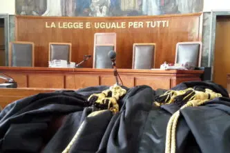 Un'aula di tribunale