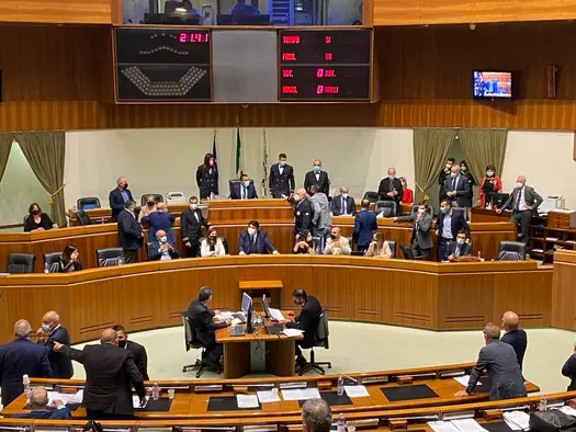 Бюджетный законопроект на сумму 11,6 миллиарда евро принят: отсутствие Дезире Манки — совпадение, правоцентристская партия покидает зал заседаний.