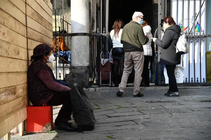 Povertà (immagine simbolo, foto Ansa)