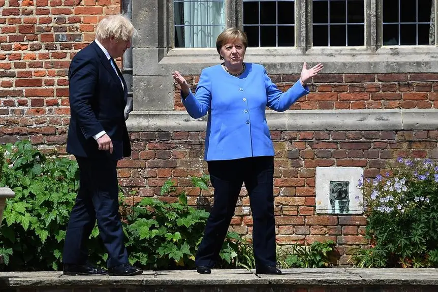 Boris Johnson e Angela Merkel (foto Ansa/Epa)