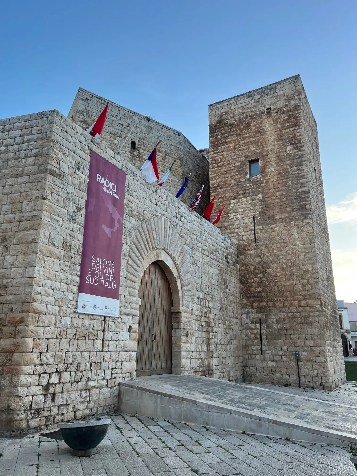 Il castello svevo di Sannicandro di Bari dove si è svolta la rassegna enologica Radici del Sud 2024 (foto r.r.)