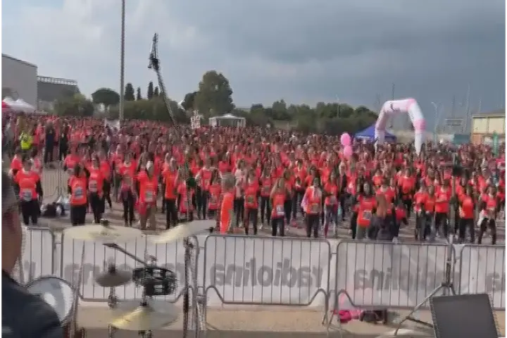 Migliaia di donne ballano dopo la SoloWomenRun