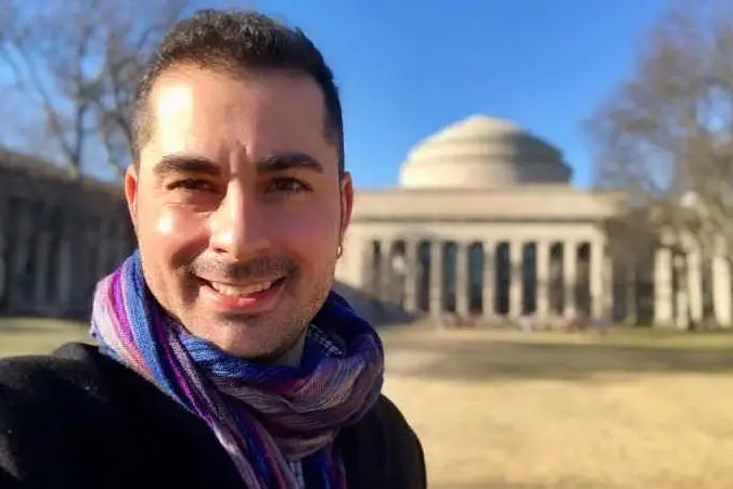 Enrico Santus davanti al Mit di Boston (foto L'Unione Sarda - Simbula)