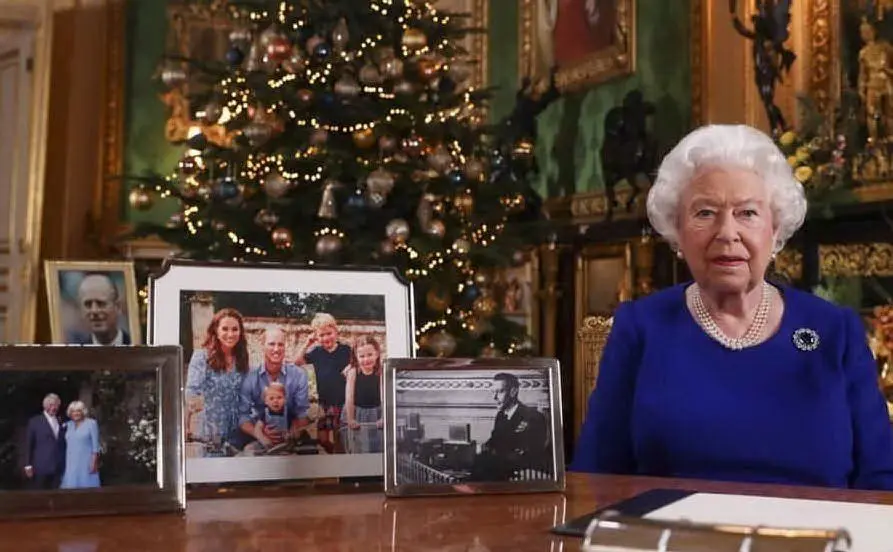 Foto di famiglia (senza Harry e Meghan) e l'albero di Natale