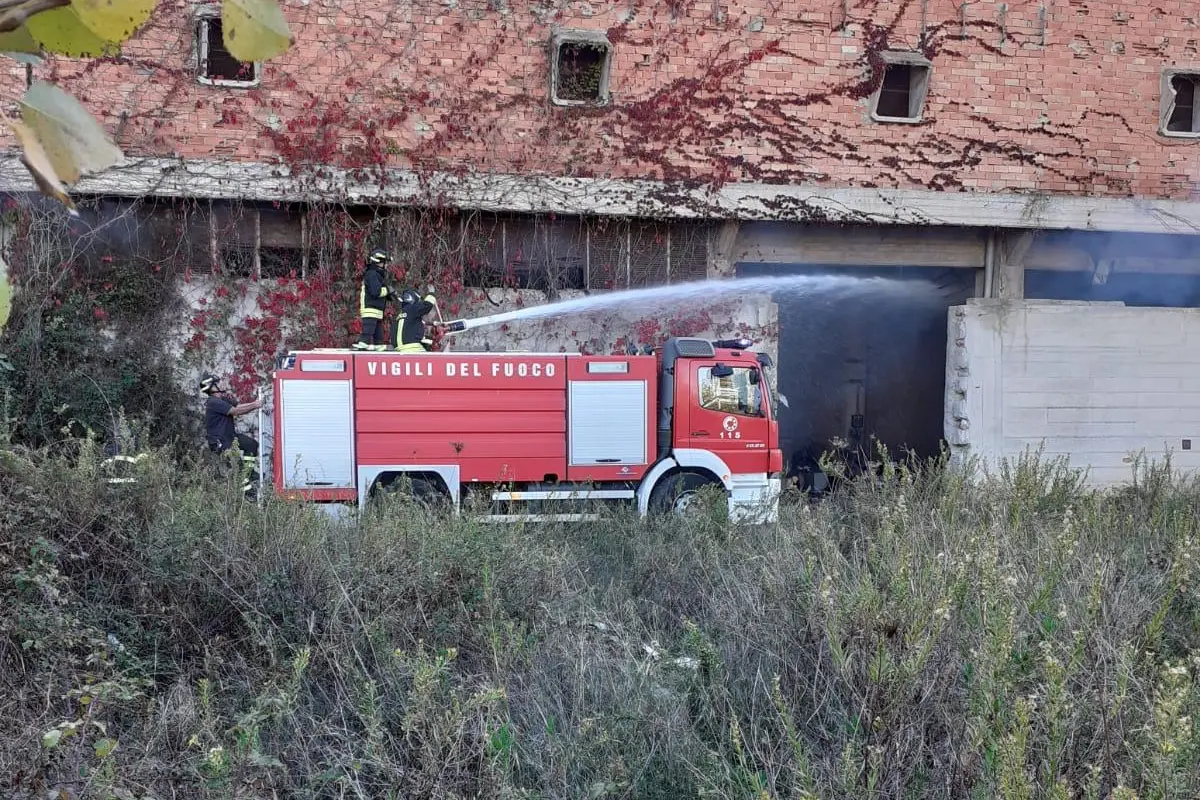L'intervento dei Vigili del fuoco (foto Secci)