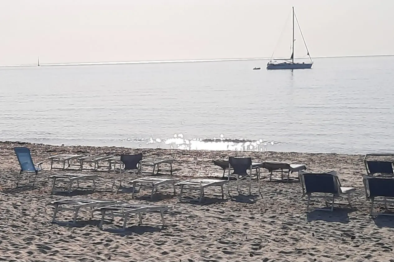 L’estate dei cafoni da spiaggia, Adiconsum chiede il Daspo turistico