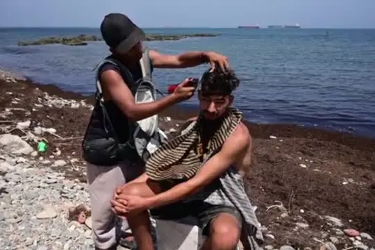 Ceuta, l'attesa dei migranti tra spiaggia e centro d'accoglienza