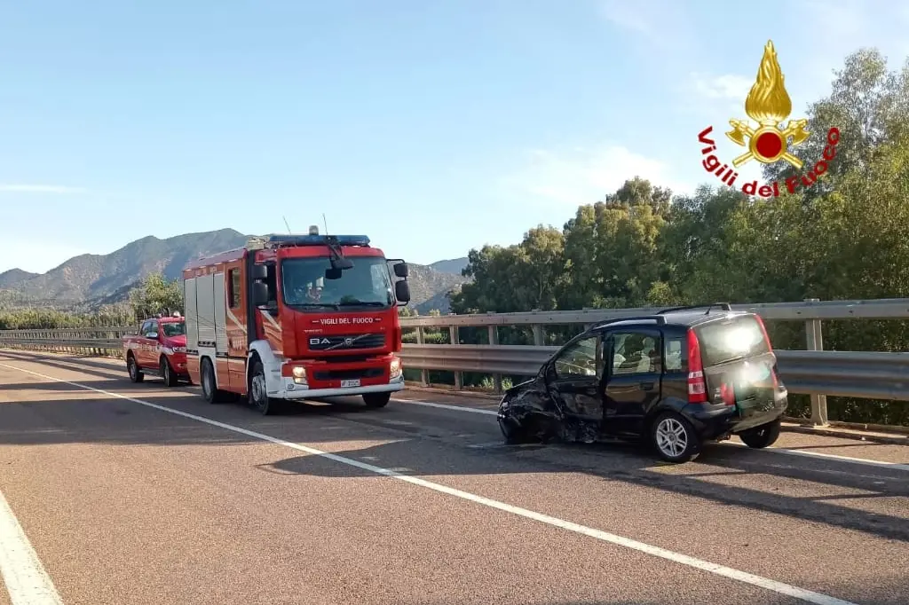 L'intervento dei vigili del fuoco sulla Statale 125