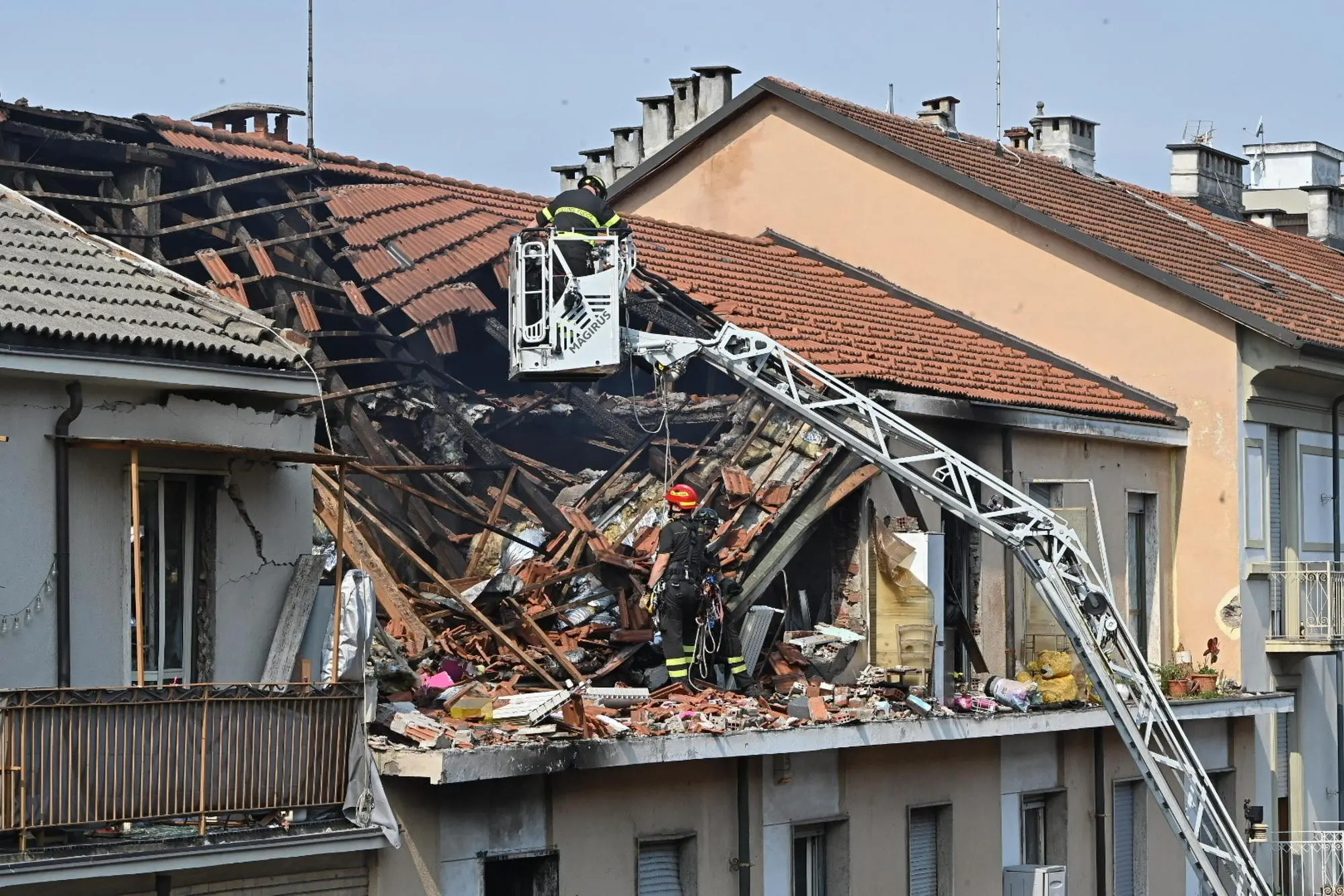 Esplosione in un appartamento in via Nizza 389 a Torino (foto Ansa)