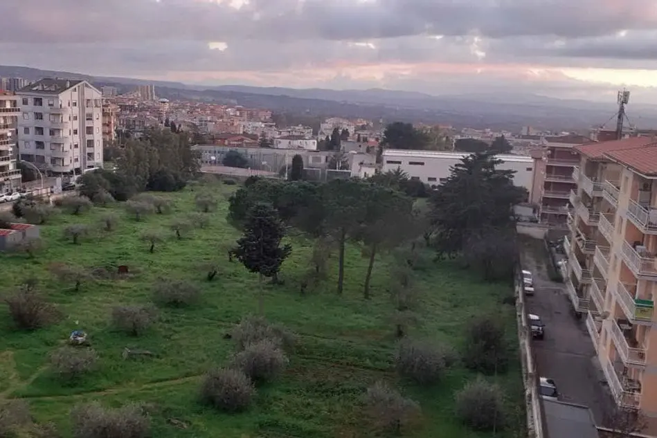 Il terreno del quartiere Luna e Sole in cui avrebbe dovuto sorgere il grande supermercato (L'Unione Sarda - Tellini)