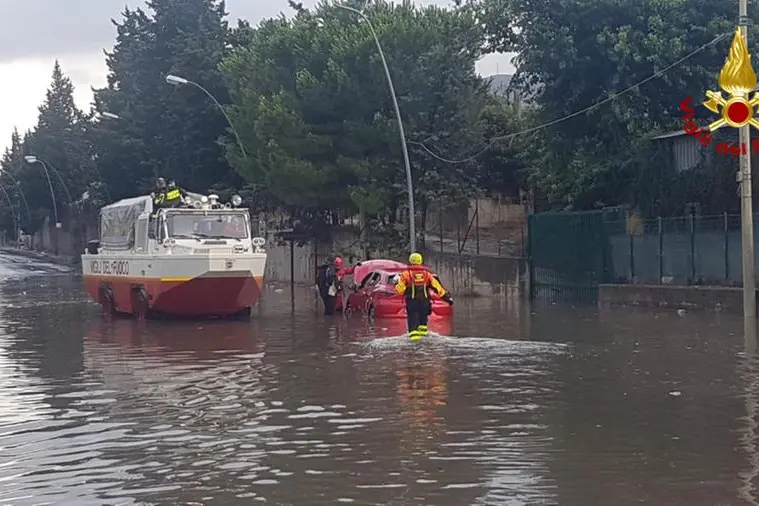Strade allagate a Palermo (Ansa - Vigili del fuoco)