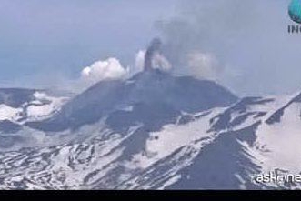 Esplosione da un cratere dell'Etna: 10 feriti