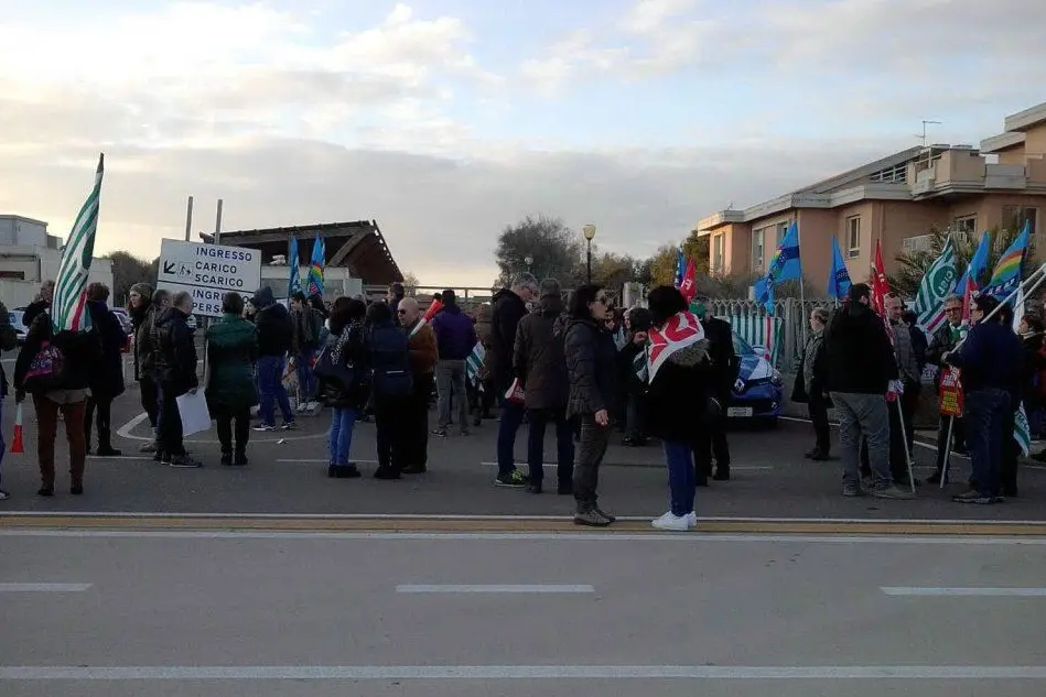 La protesta dei dipendenti Aias davanti alla sede del Poetto