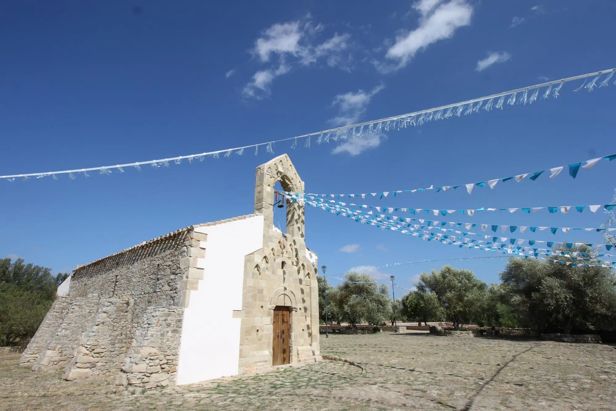 La chiesa di Santa Mariedda addobbata a festa