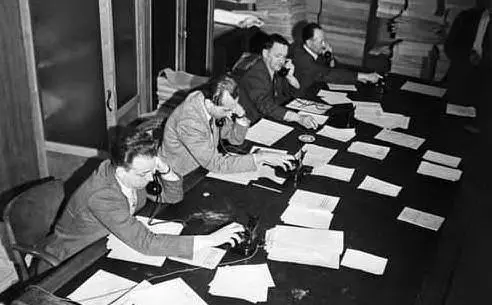 Lo scrutinio delle schede (Le foto sono dell'Ansa)