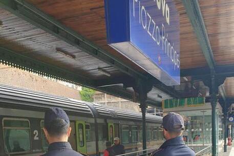 “Da qui non ci alziamo”: turisti “cacciano” i disabili (con posti prenotati) dal treno