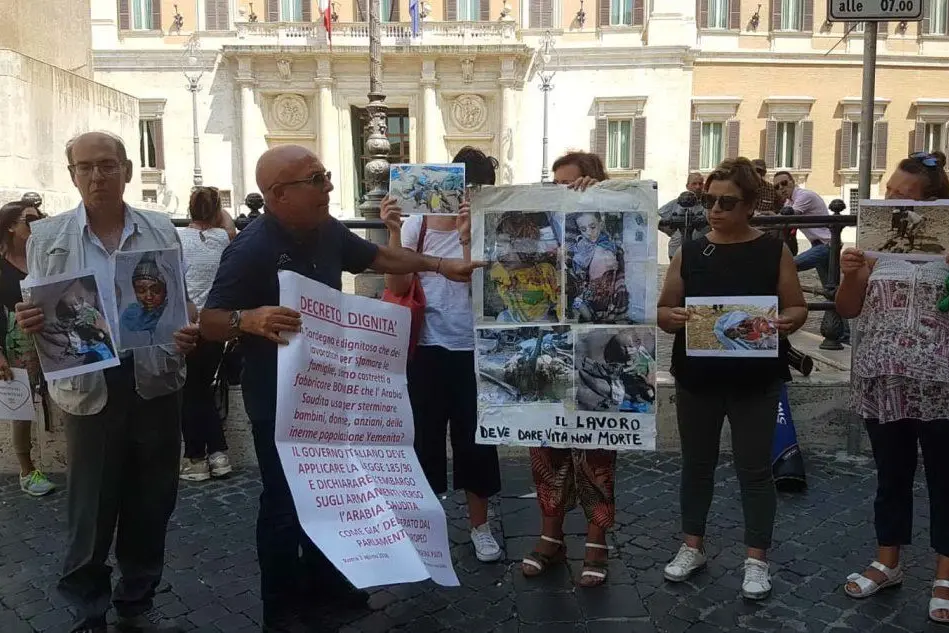Una protesta anti Rwm di Sardegna Pulita a Montecitorio. Al centro il portavoce Angelo Cremone (foto Simone Farris)