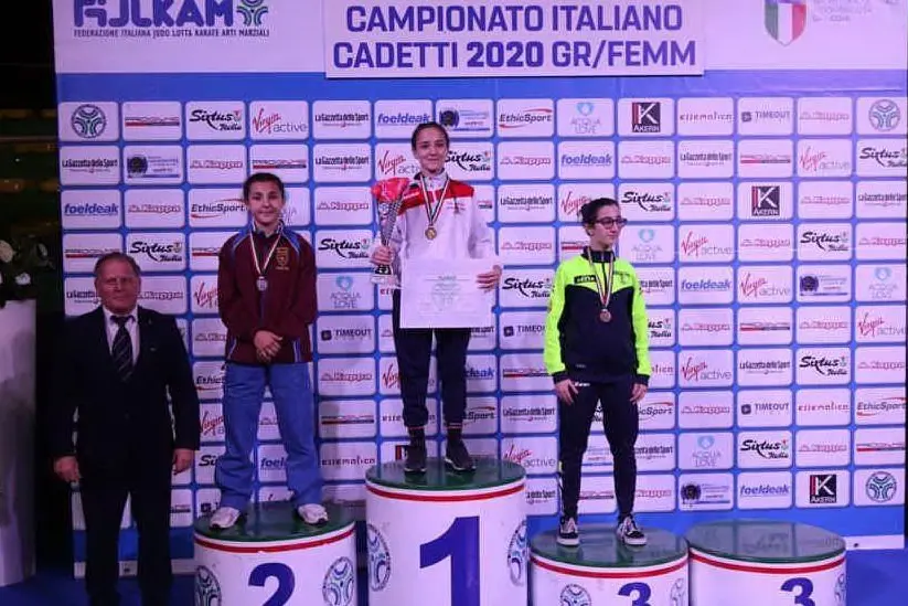 Denise Piroddu, campionessa italiana cadetti nella 46 kg, sul gradino più alto del podio (foto Giovanni Maria Solinas)